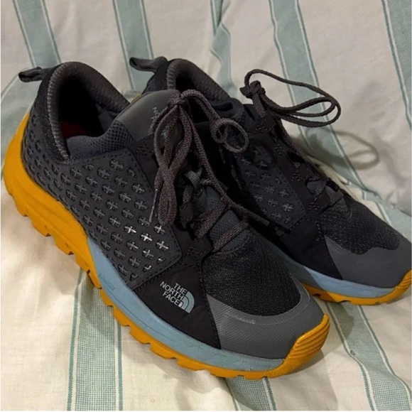 Mountain Sneakers Boots for hiking in good condition - Picture 2 of 7